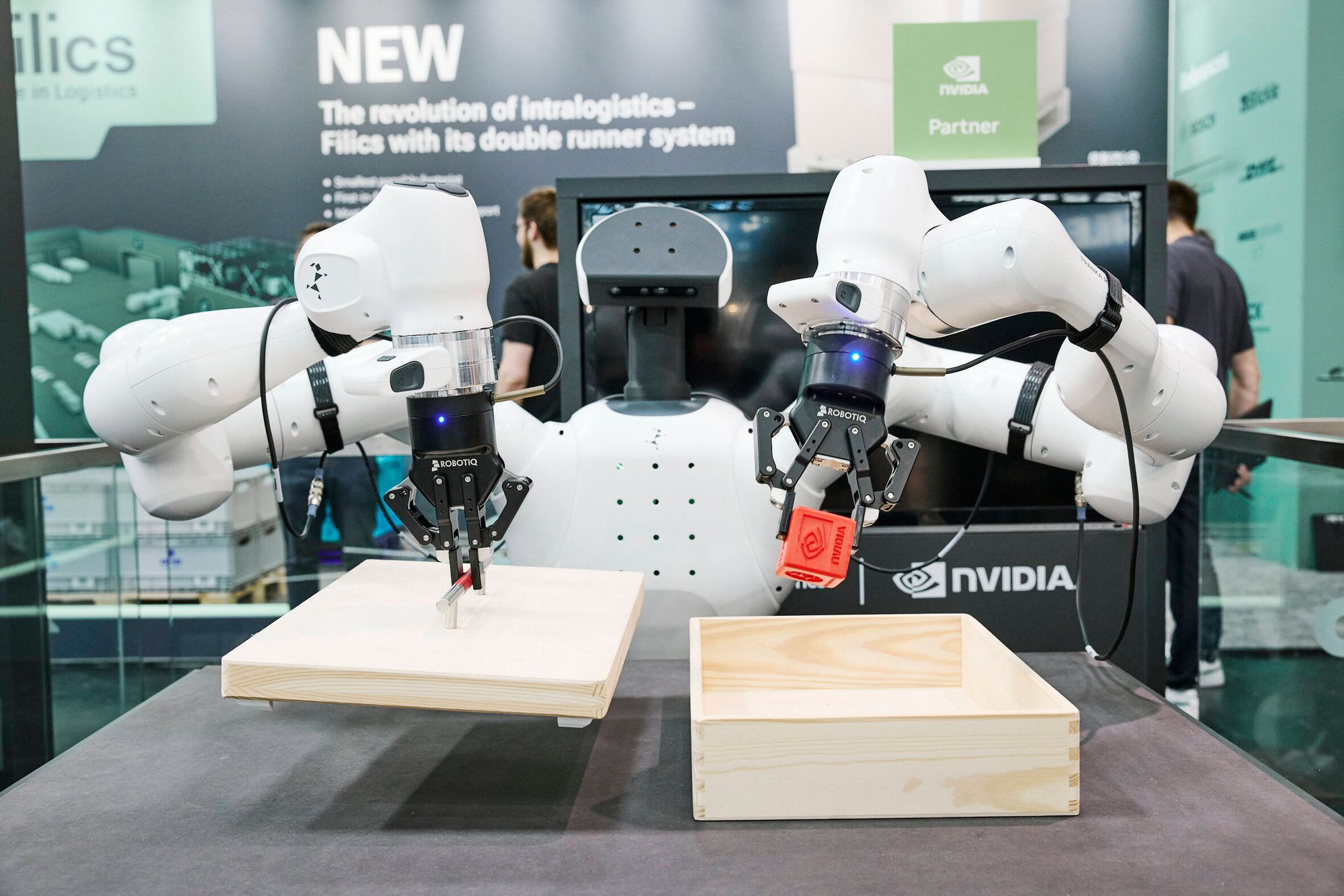 Agile Robots_Automatica25_0687_sRGB_20cm_layoutOnly